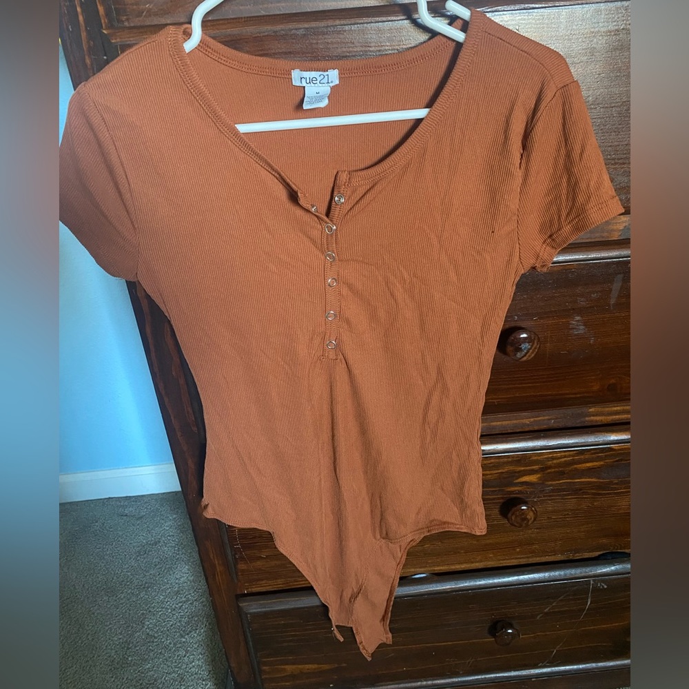 Short sleeve body suit